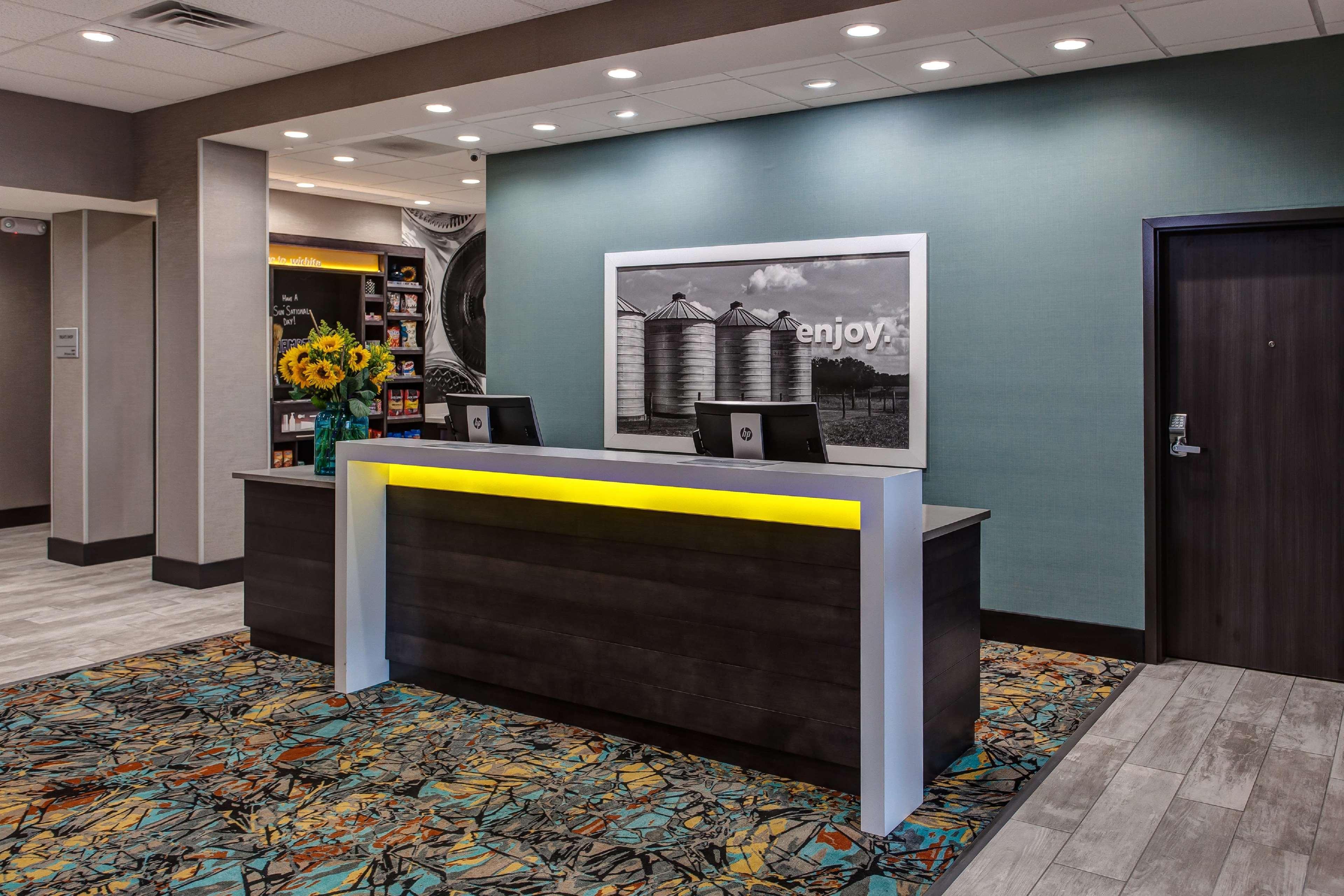 Hampton Inn & Suites-Wichita/Airport, Ks Exterior photo